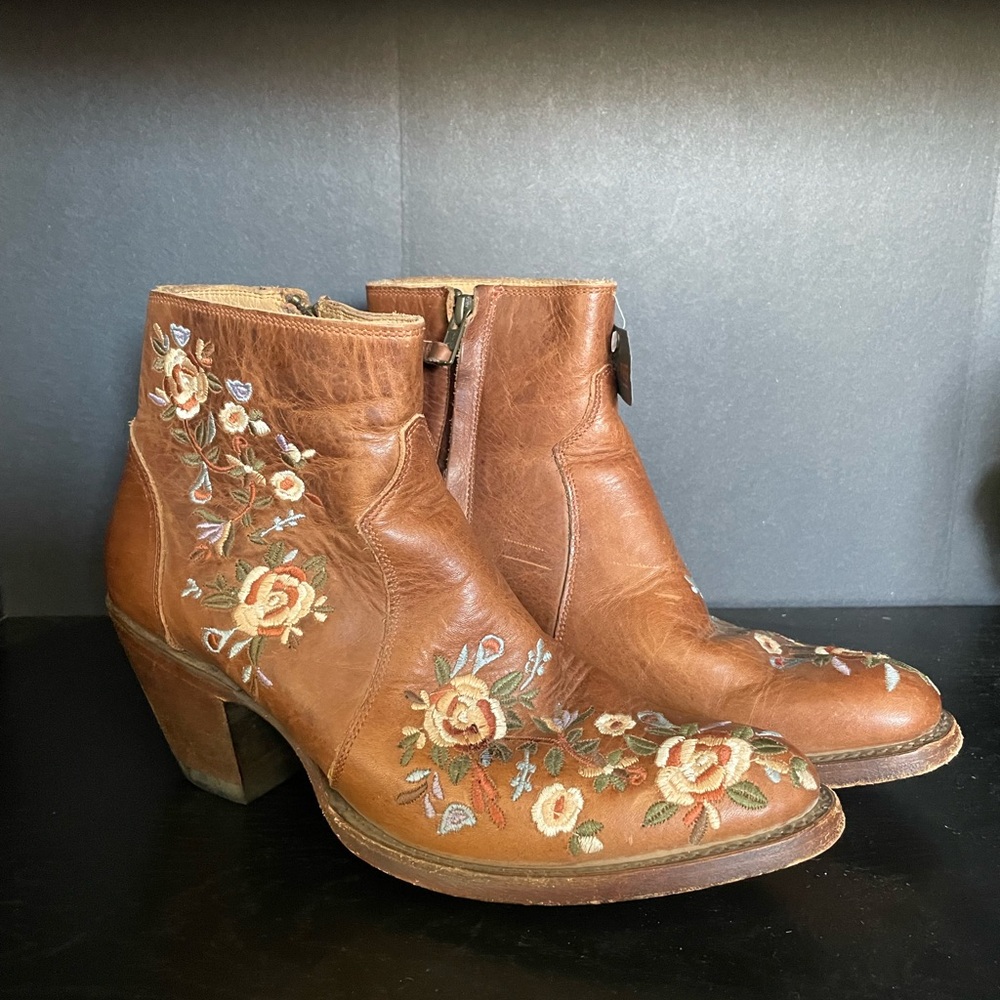 Shyanne Embroidered Boots size 8